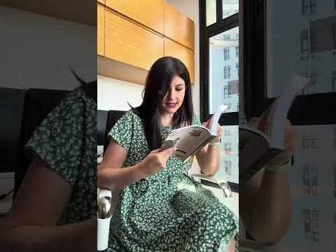 Aline Barackat em momento de estudo e reflexão