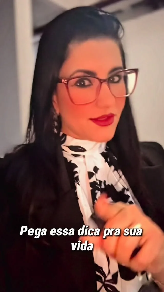 Aline Barackat falando em vídeo com roupa social